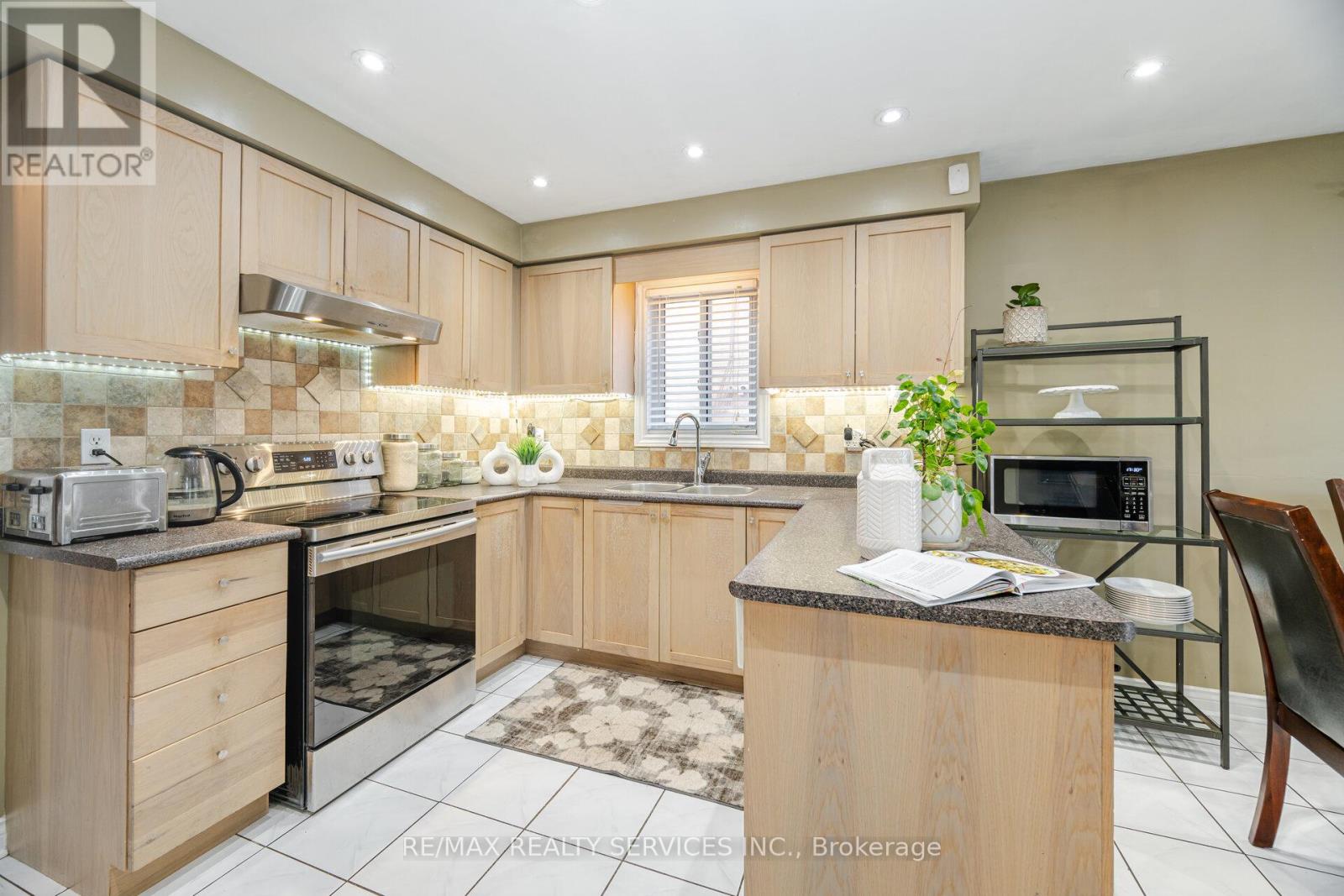 Photo 13 of 28 Fallstar Crescent, Brampton ON
