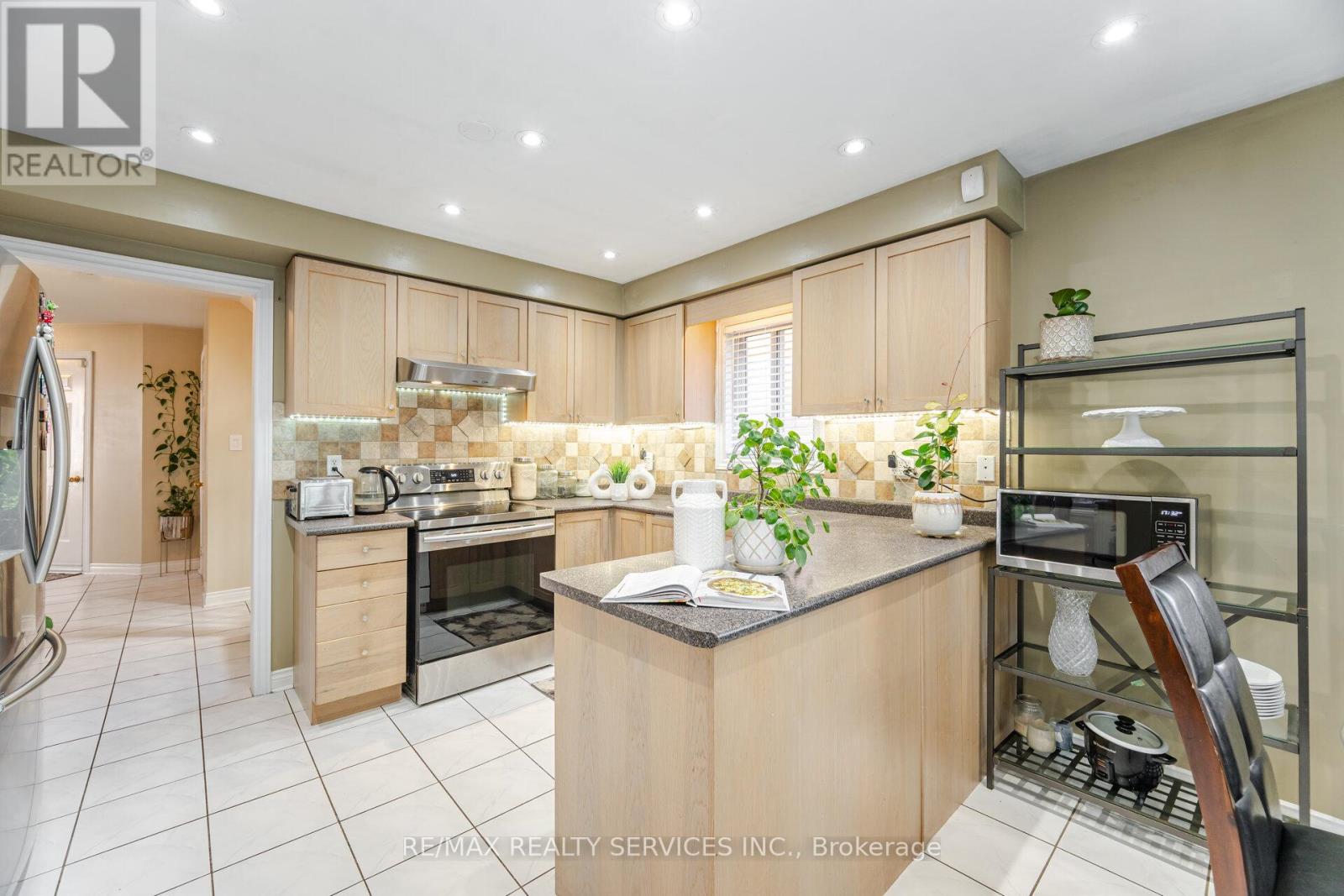 Photo 14 of 28 Fallstar Crescent, Brampton ON