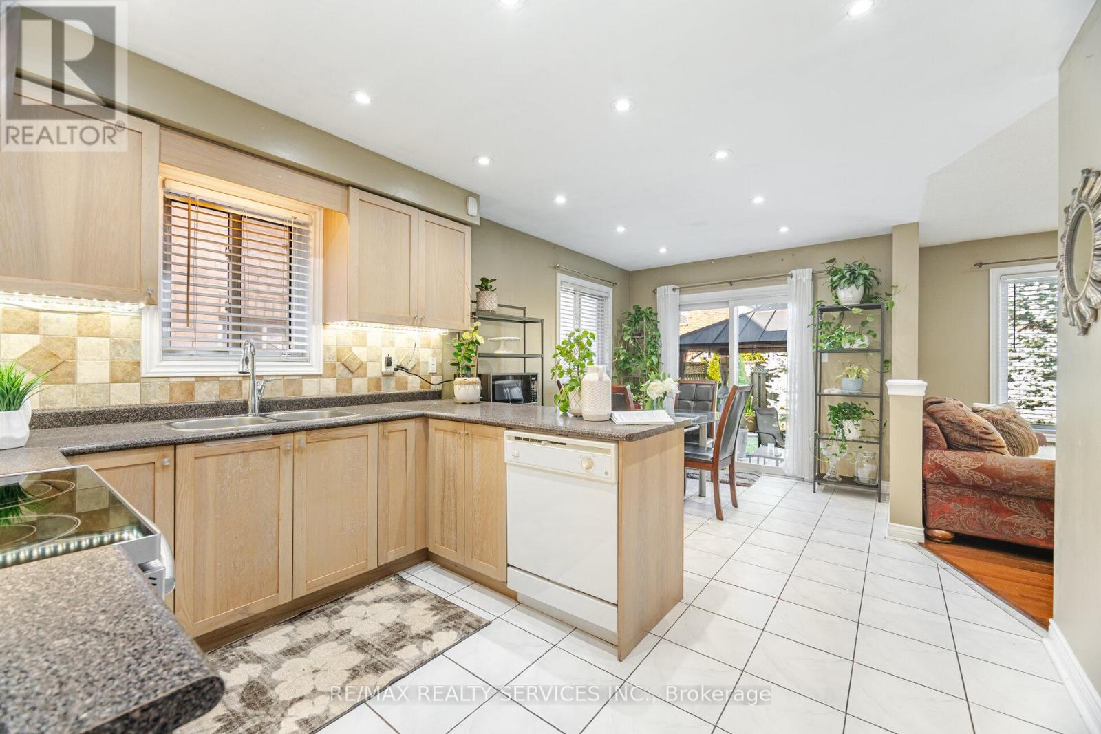 Photo 17 of 28 Fallstar Crescent, Brampton ON