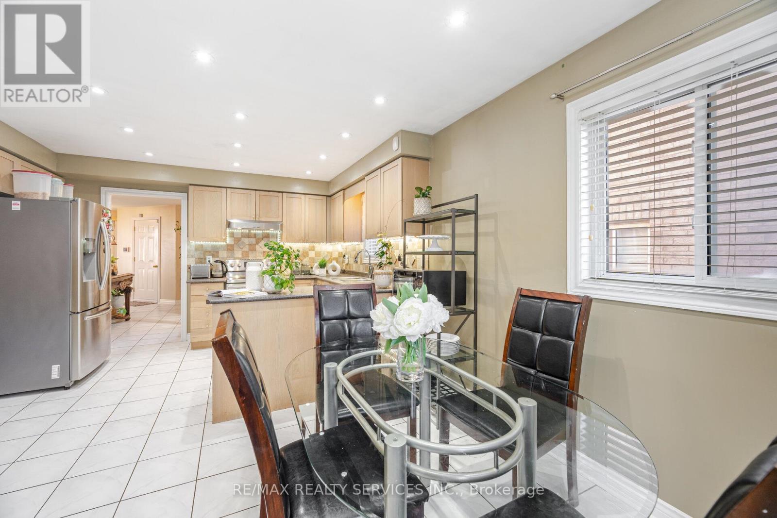 Photo 19 of 28 Fallstar Crescent, Brampton ON