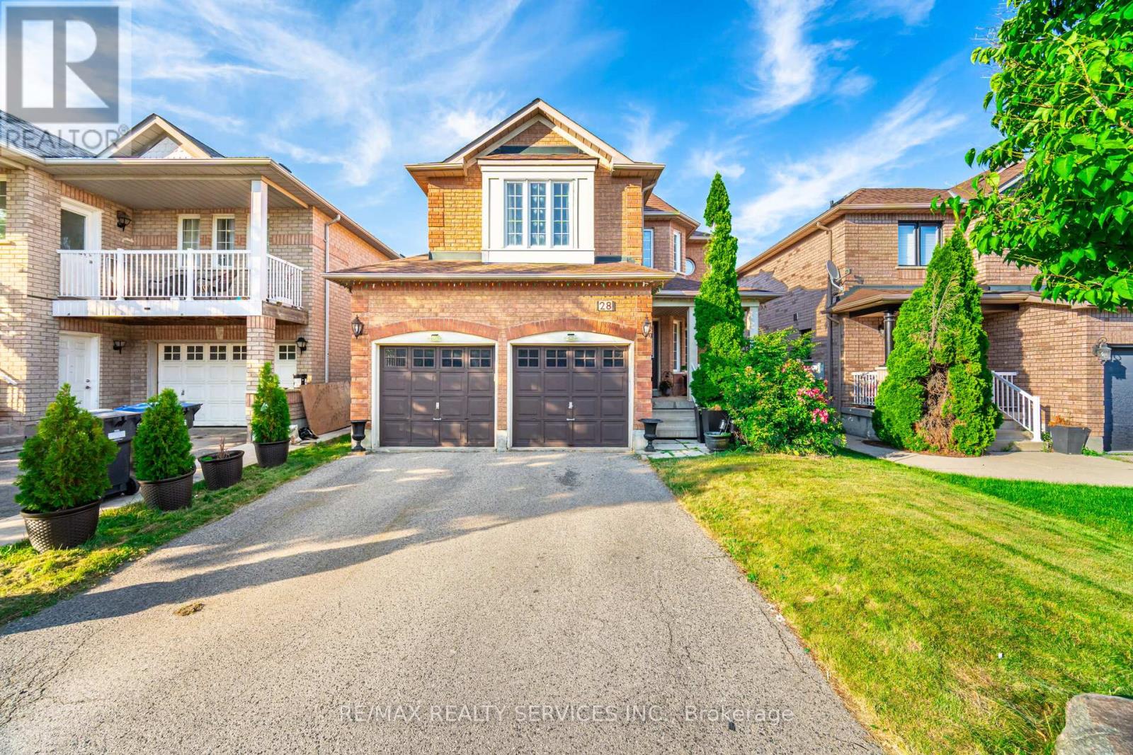 Photo 2 of 28 Fallstar Crescent, Brampton ON