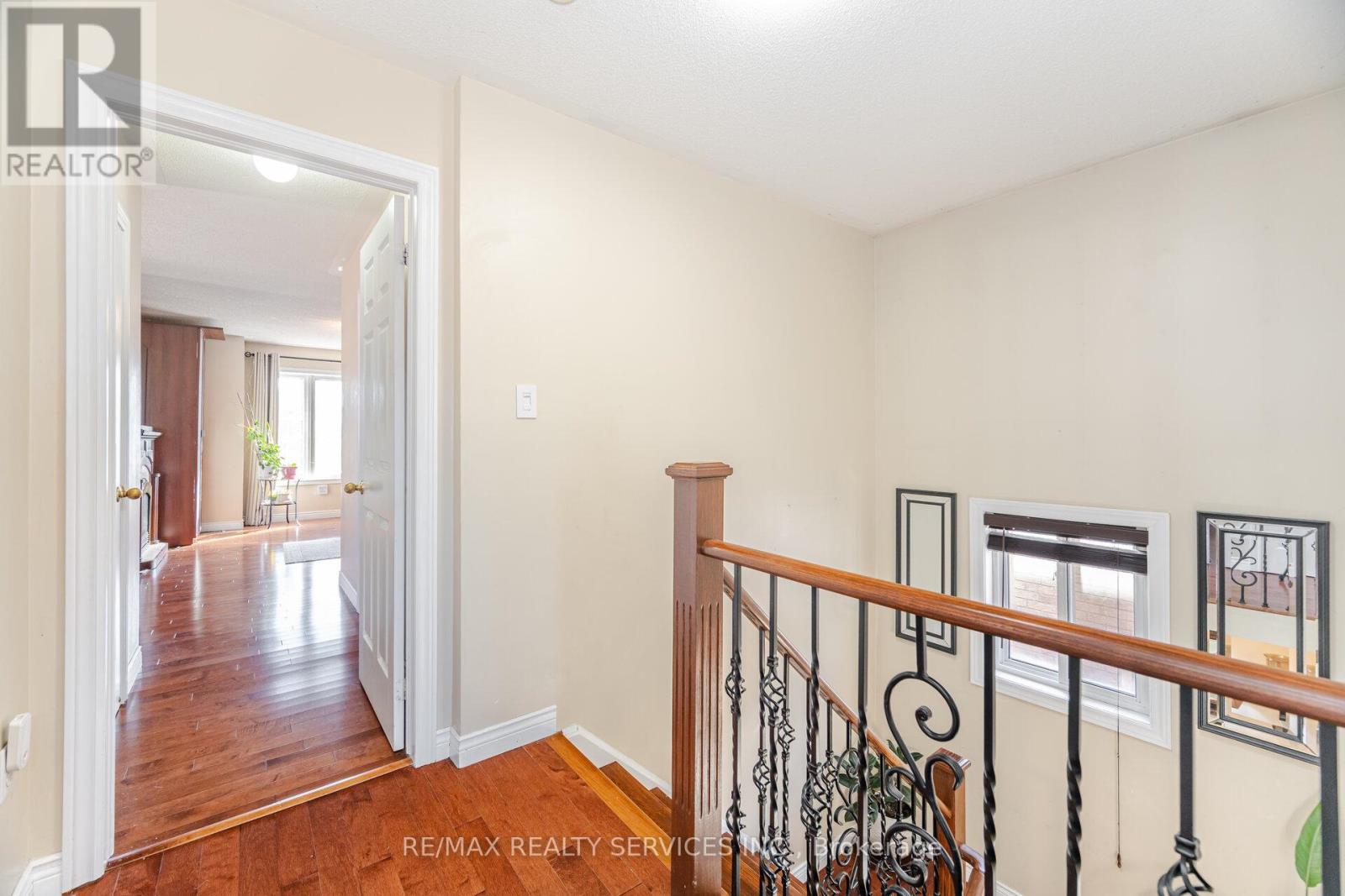 Photo 29 of 28 Fallstar Crescent, Brampton ON