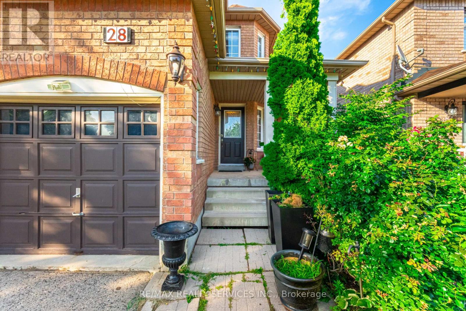 Photo 3 of 28 Fallstar Crescent, Brampton ON