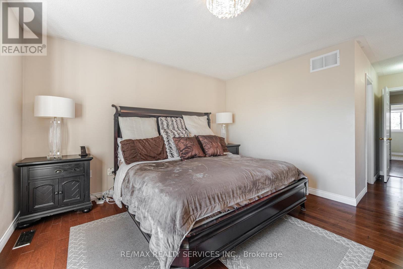 Photo 31 of 28 Fallstar Crescent, Brampton ON