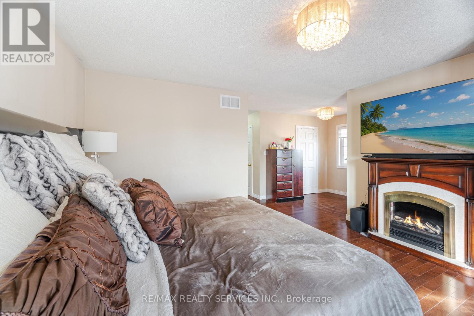 Photo 32 of 28 Fallstar Crescent, Brampton ON