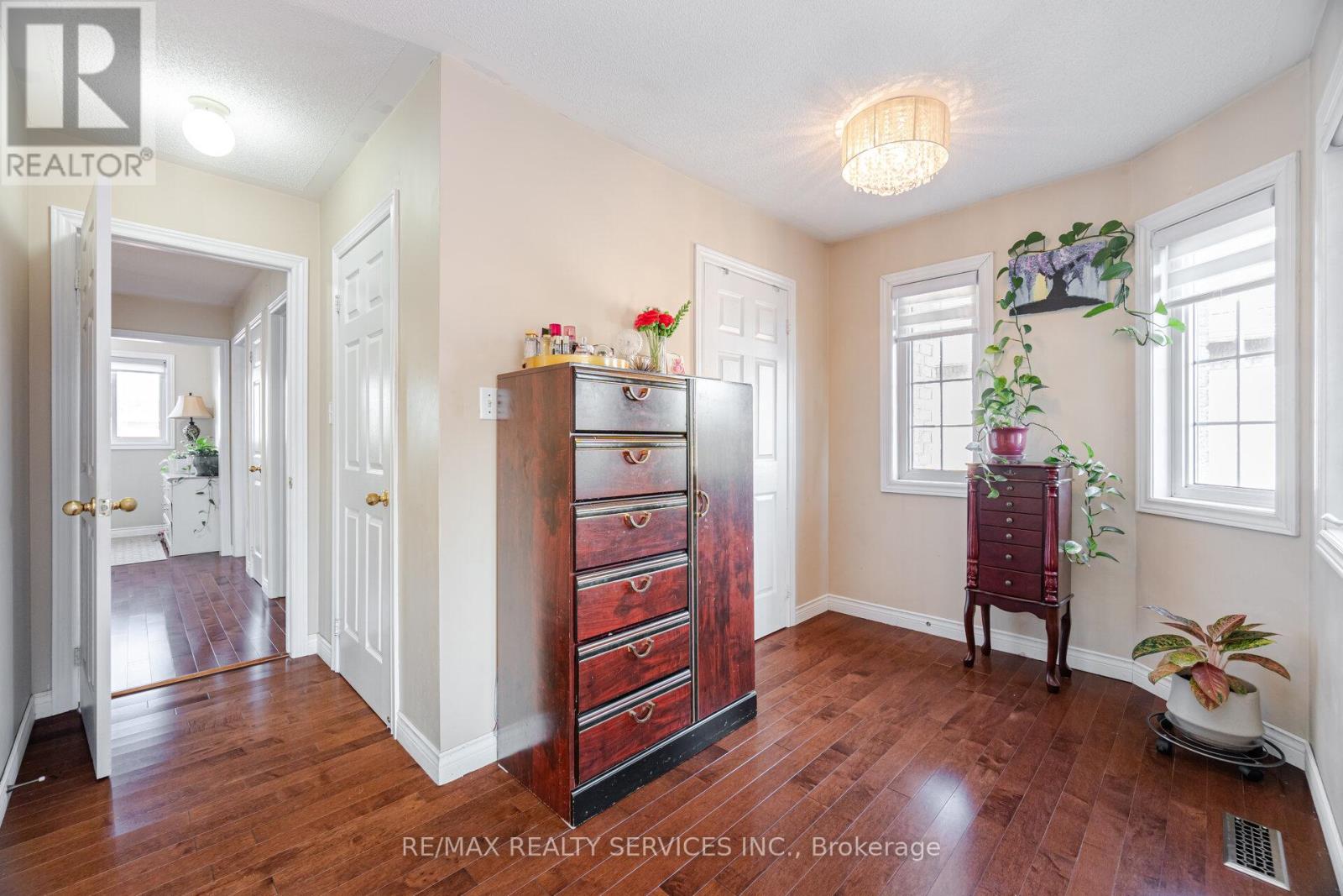 Photo 33 of 28 Fallstar Crescent, Brampton ON