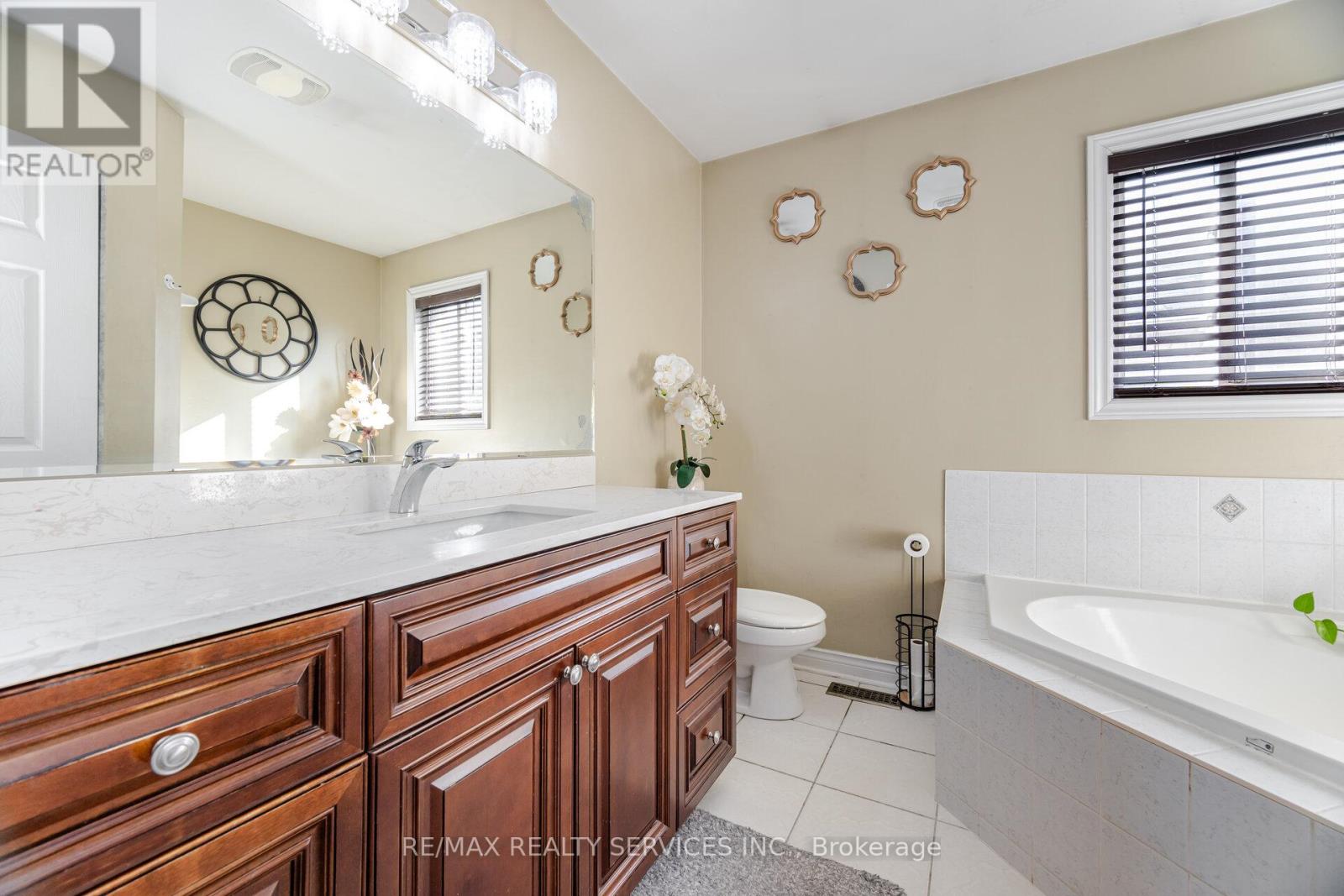 Photo 34 of 28 Fallstar Crescent, Brampton ON