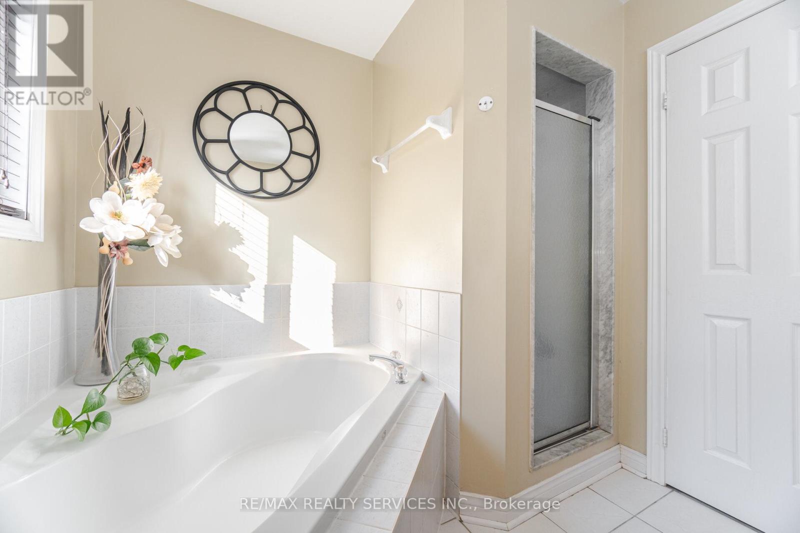 Photo 35 of 28 Fallstar Crescent, Brampton ON