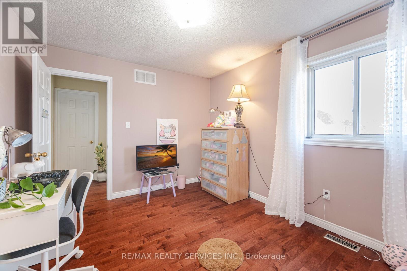 Photo 38 of 28 Fallstar Crescent, Brampton ON