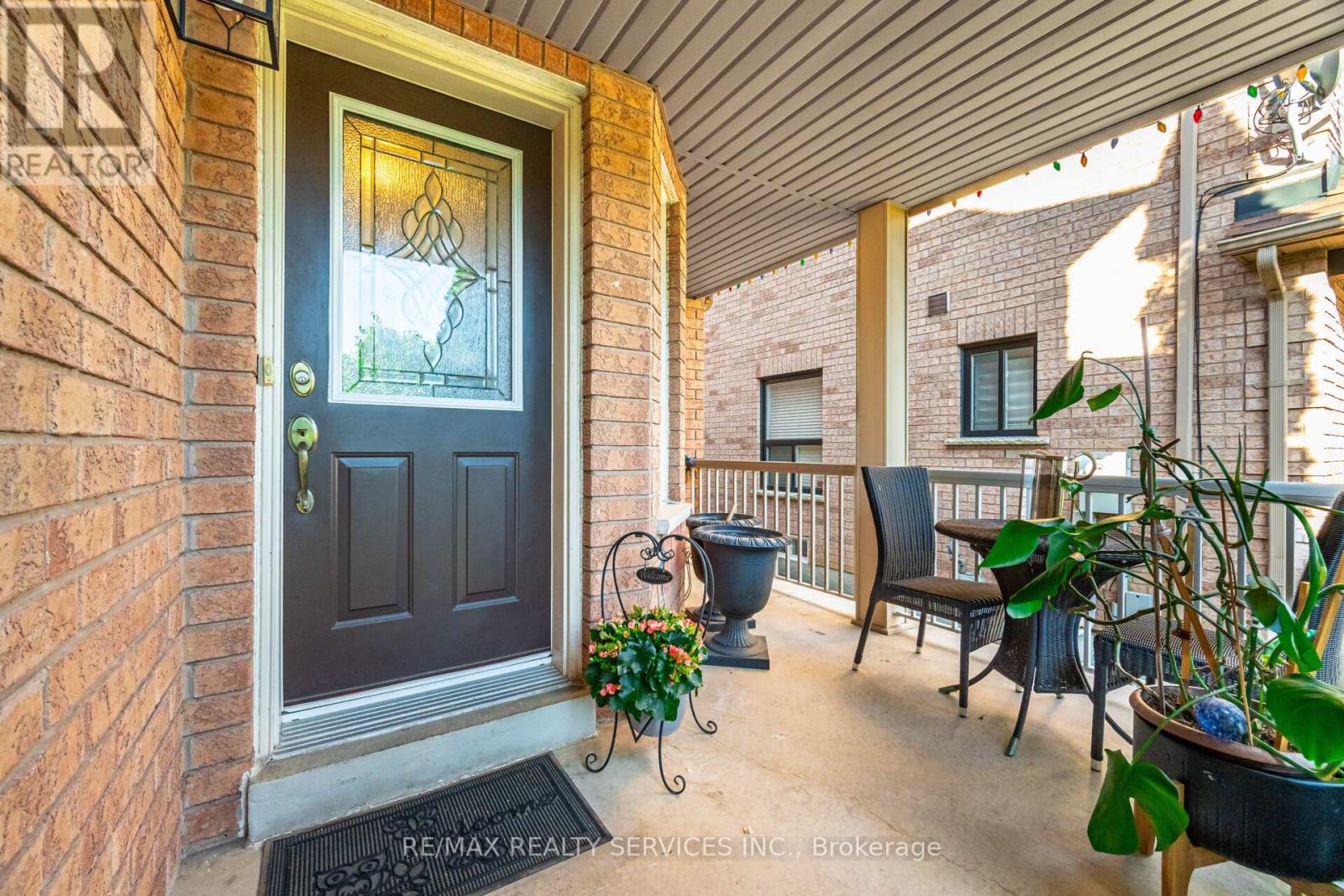 Photo 4 of 28 Fallstar Crescent, Brampton ON