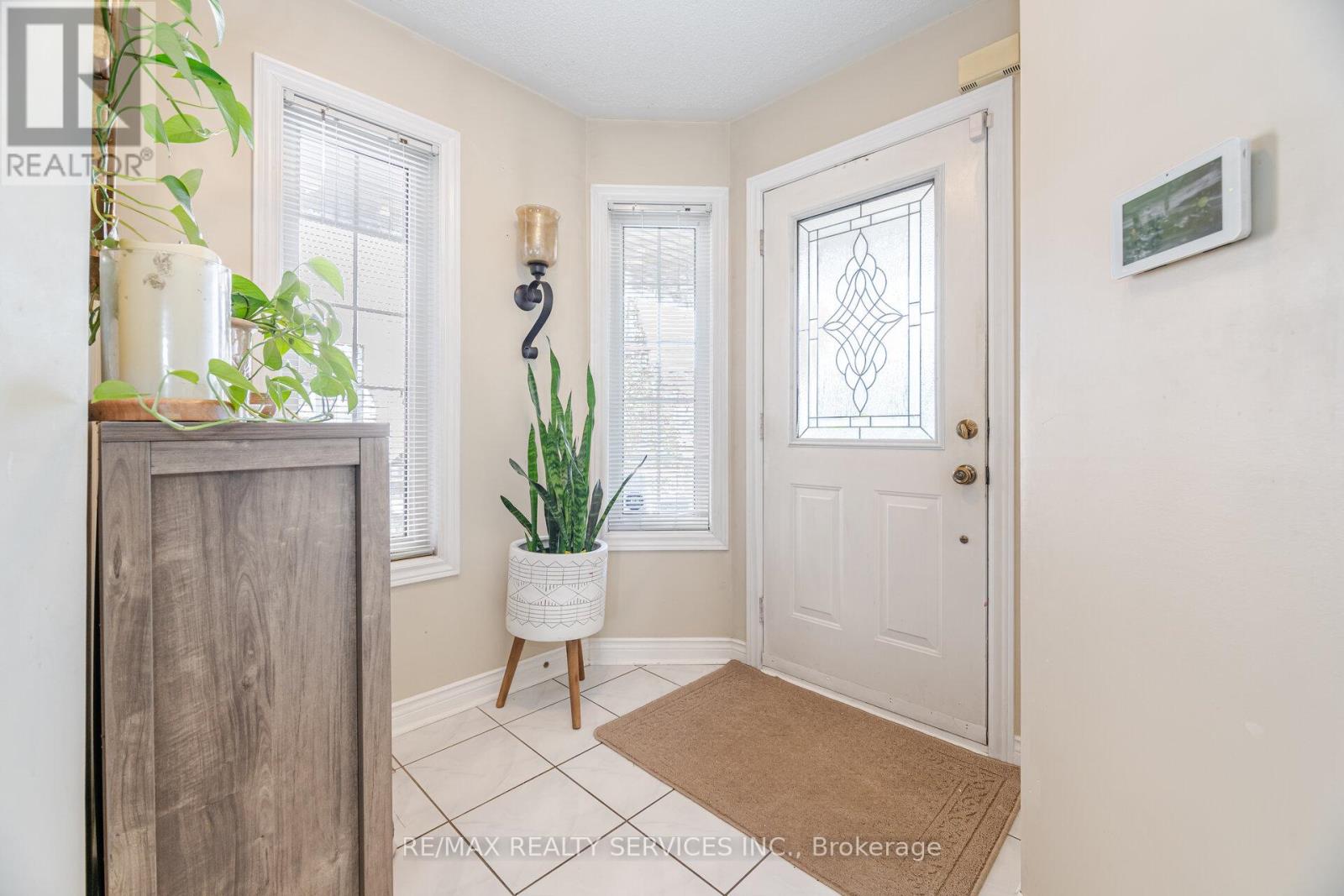 Photo 5 of 28 Fallstar Crescent, Brampton ON