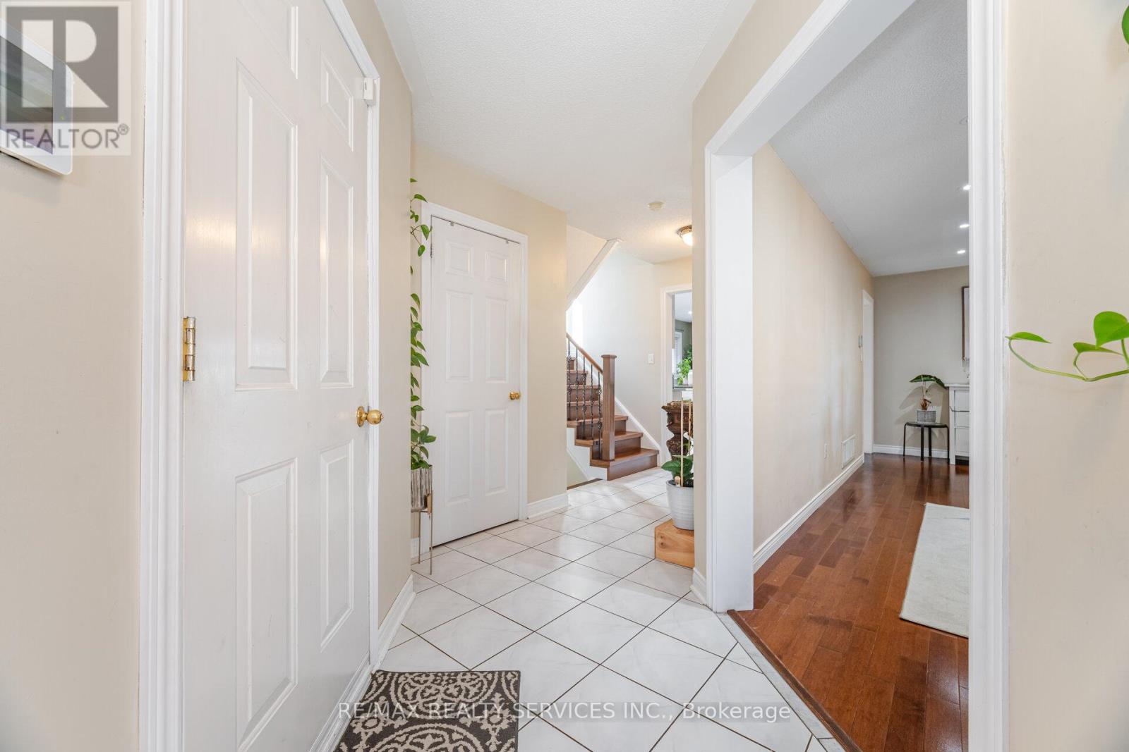 Photo 6 of 28 Fallstar Crescent, Brampton ON