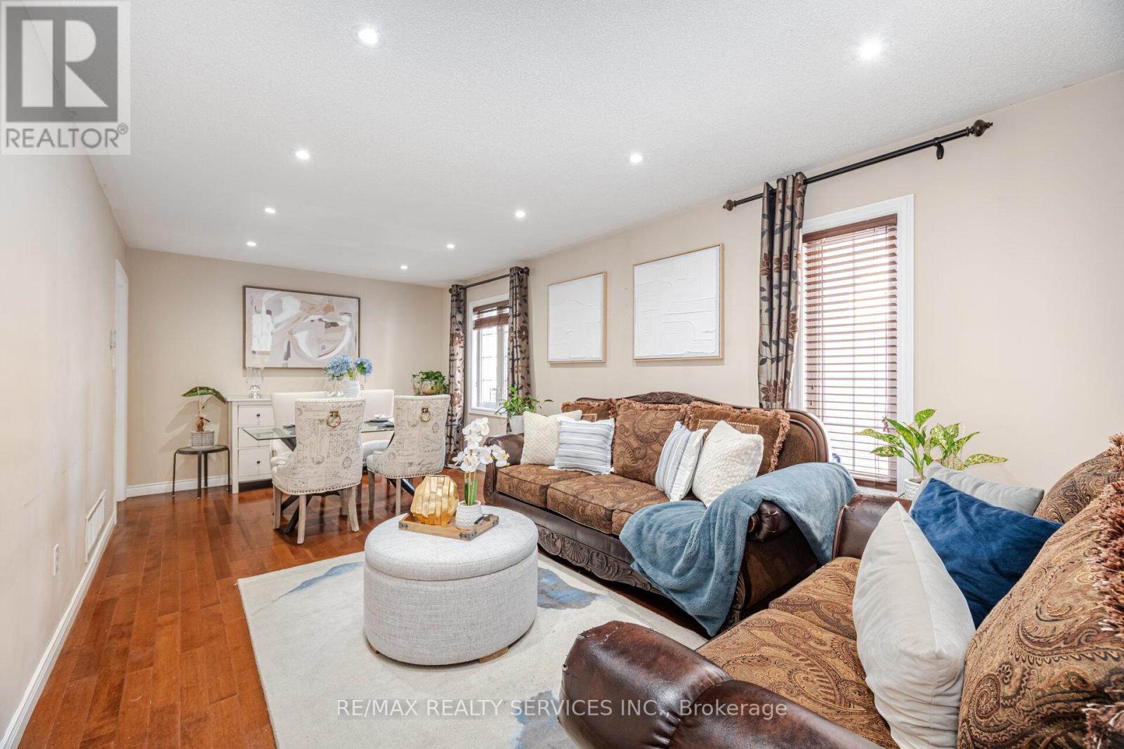 Photo 7 of 28 Fallstar Crescent, Brampton ON