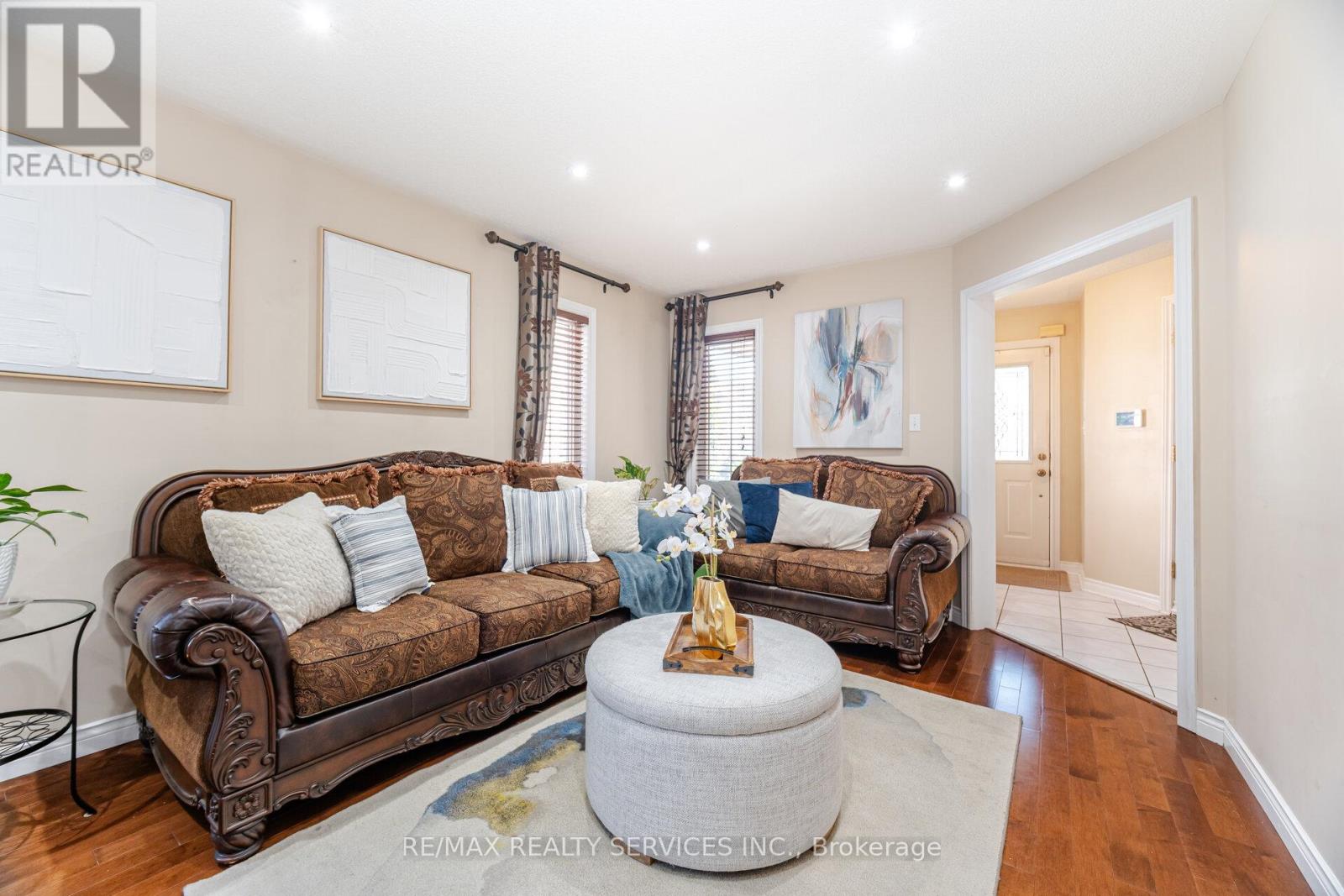 Photo 8 of 28 Fallstar Crescent, Brampton ON