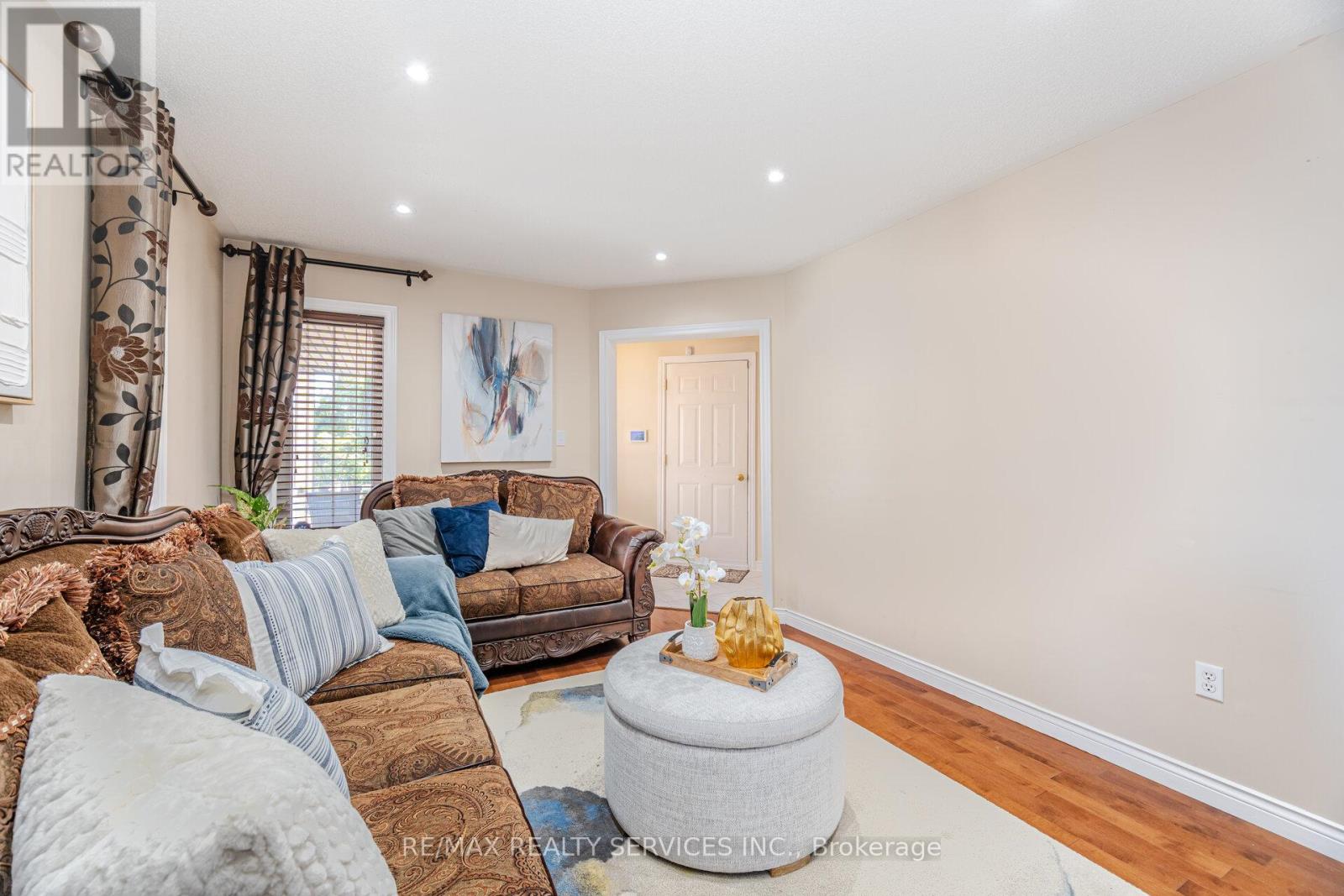Photo 9 of 28 Fallstar Crescent, Brampton ON
