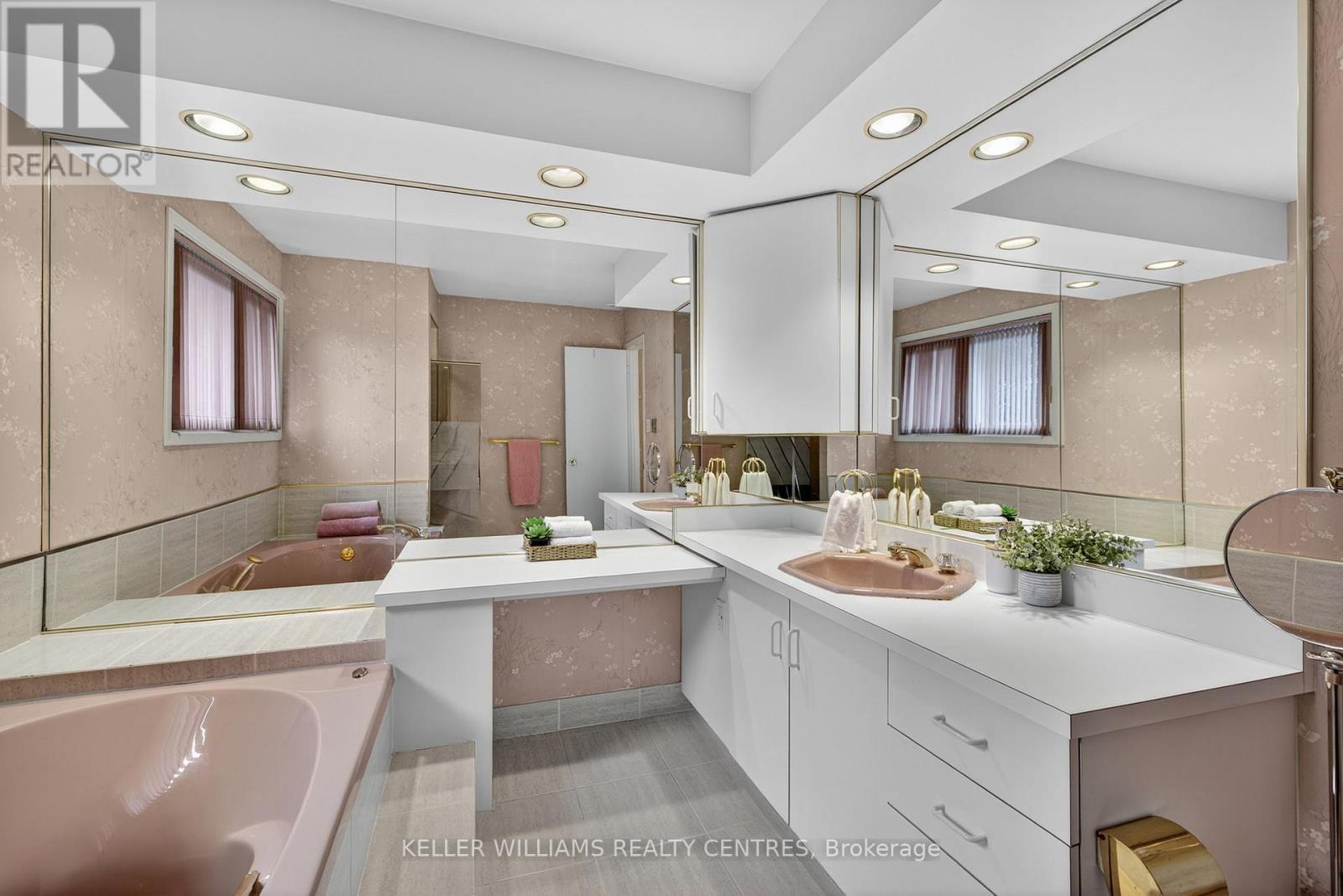 Photo 33 of 57 Hillside Drive, Brampton ON