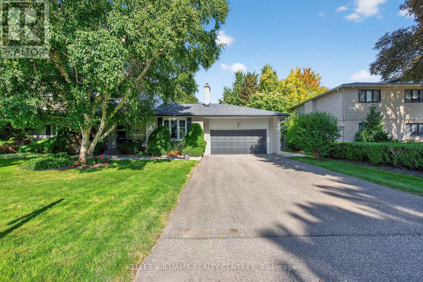Photo 4 of 57 Hillside Drive, Brampton ON