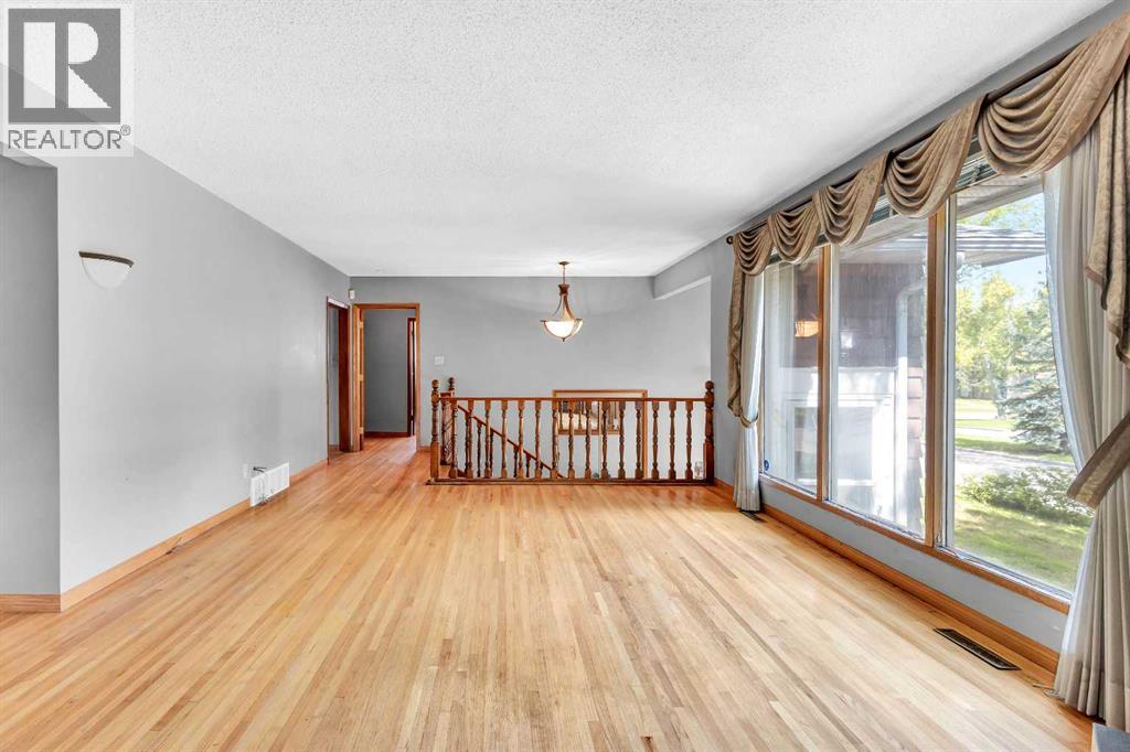 Photo 4 of 3151 Upper Place Nw, Calgary AB