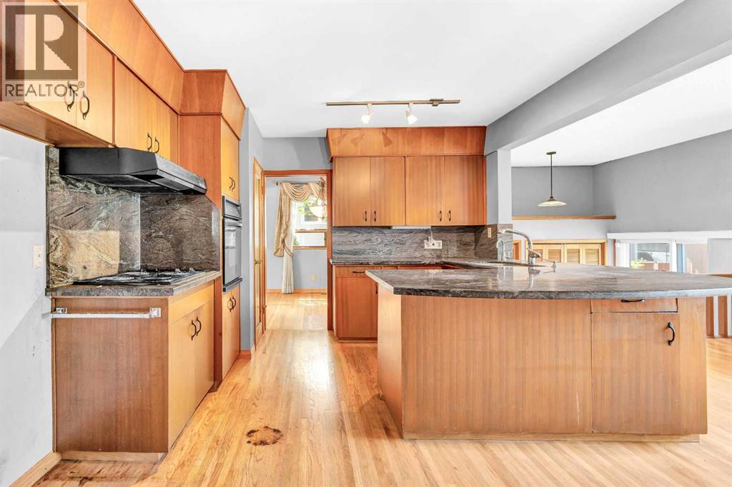 Photo 7 of 3151 Upper Place Nw, Calgary AB