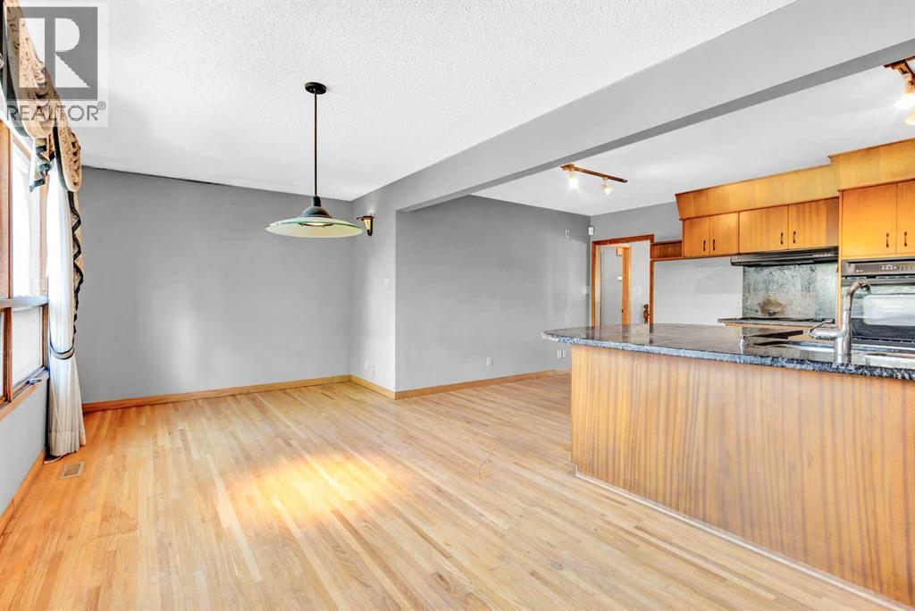 Photo 8 of 3151 Upper Place Nw, Calgary AB