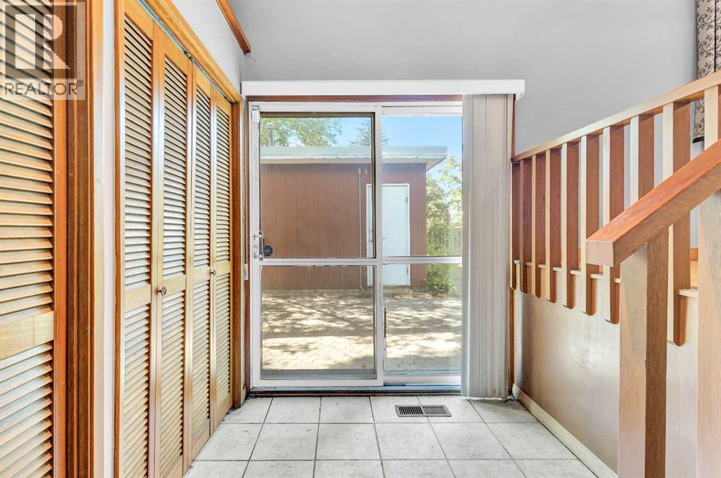 Photo 10 of 3151 Upper Place Nw, Calgary AB