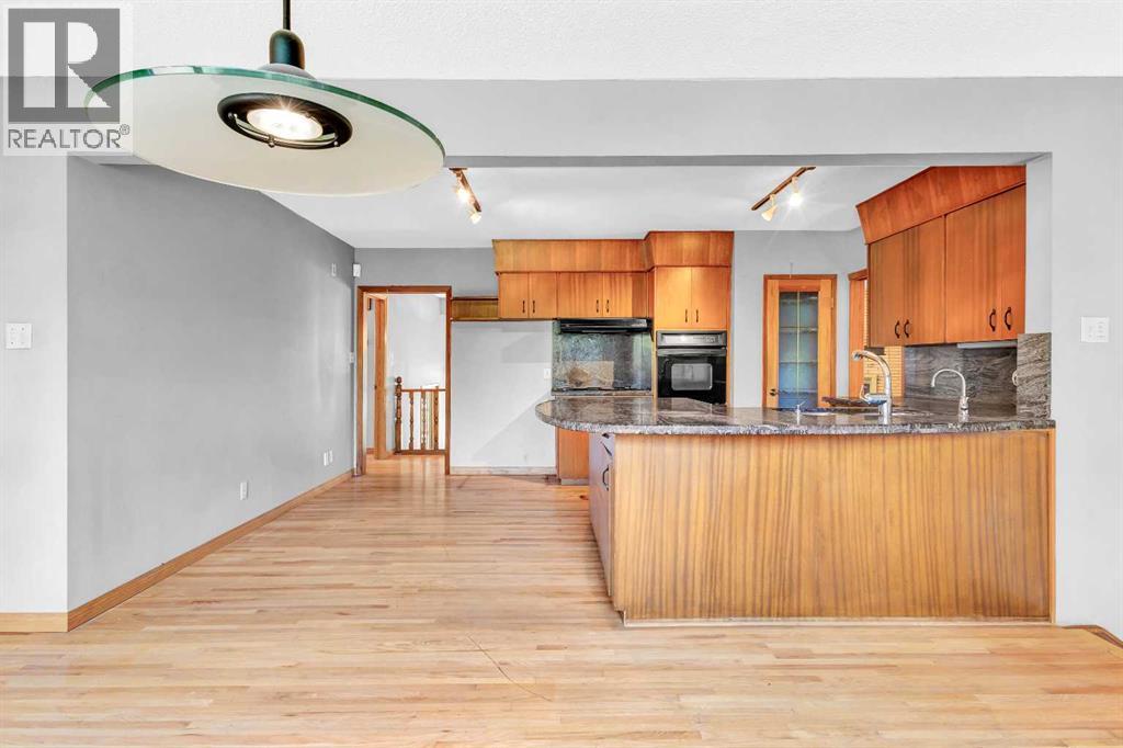 Photo 9 of 3151 Upper Place Nw, Calgary AB