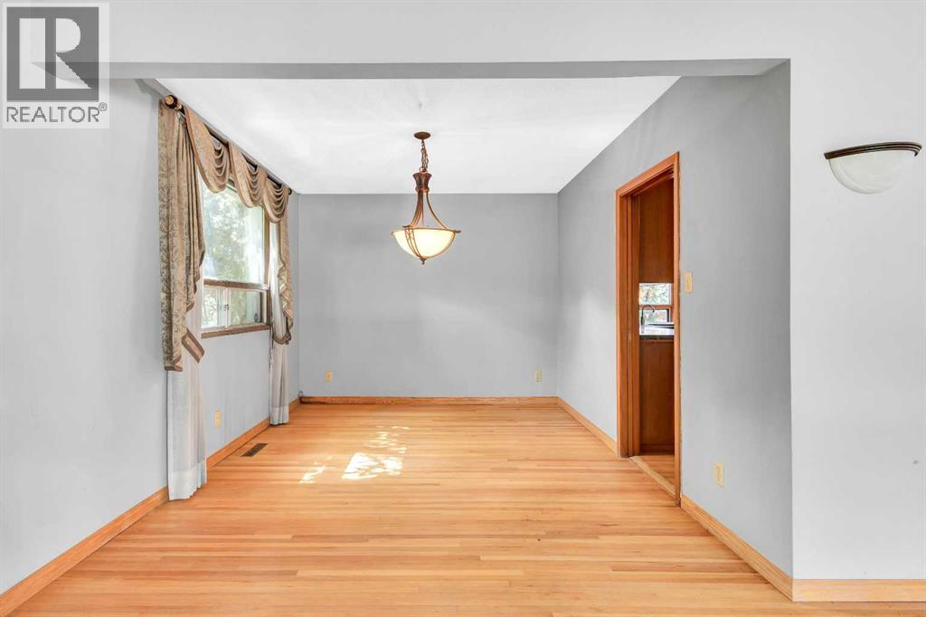 Photo 11 of 3151 Upper Place Nw, Calgary AB