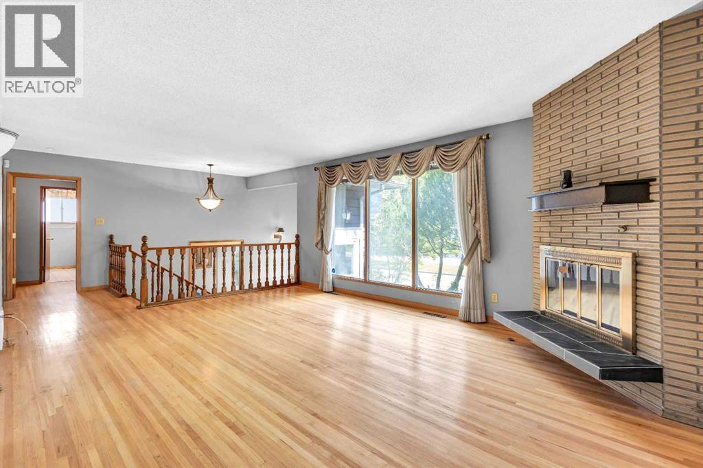 Photo 3 of 3151 Upper Place Nw, Calgary AB