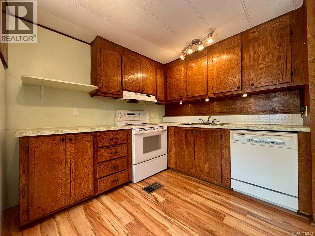 Photo 12 of 46 61 12 Th St, Nanaimo BC