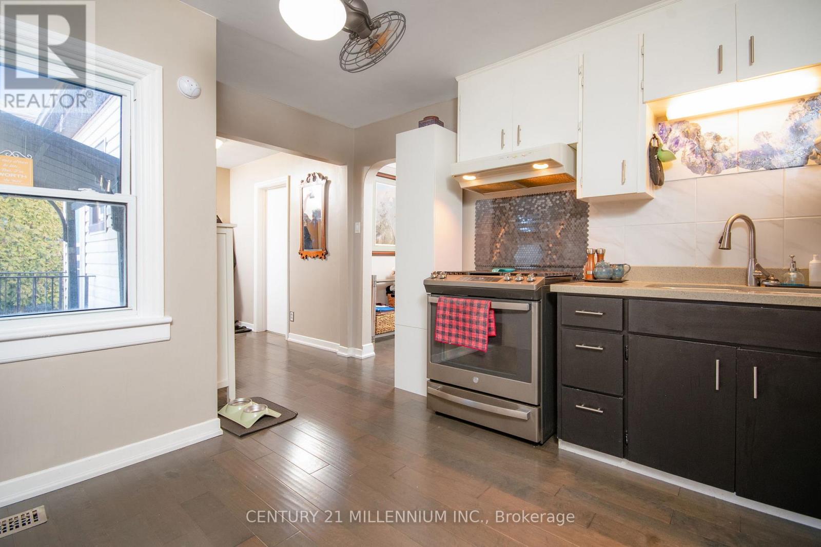 Photo 12 of 74 Pinelands Avenue, Hamilton ON