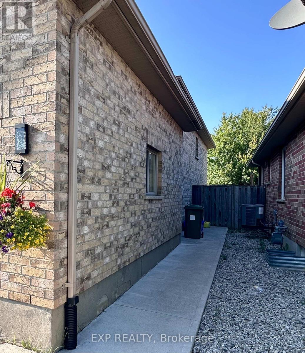 Photo 4 of 1 Falconridge Court, St Thomas ON
