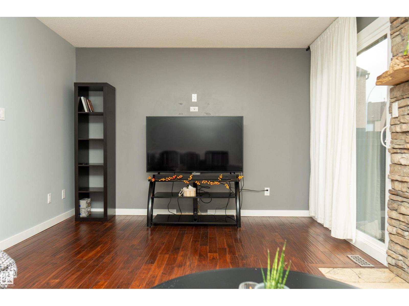 Photo 3 of 12070 25 Av Nw, Edmonton AB