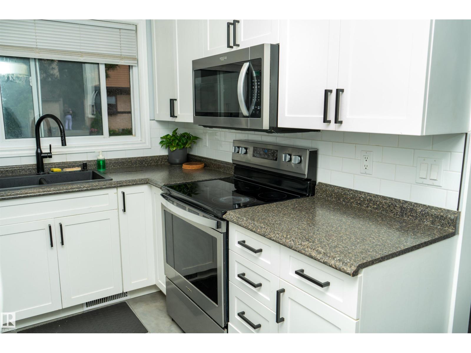 Photo 8 of 12070 25 Av Nw, Edmonton AB