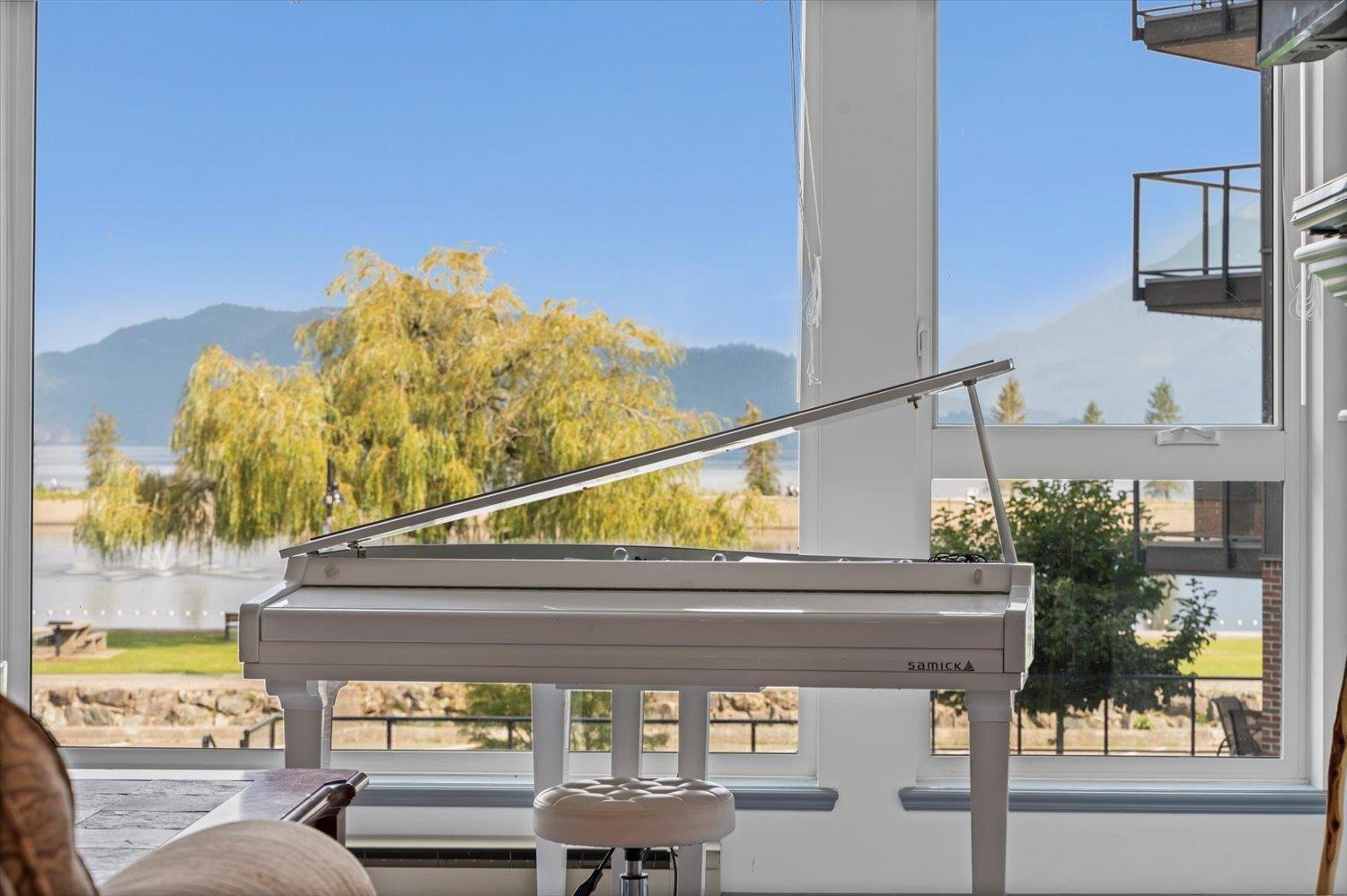 209 378 ESPLANADE AVENUE, Harrison Hot Springs, Harrison Hot Springs
