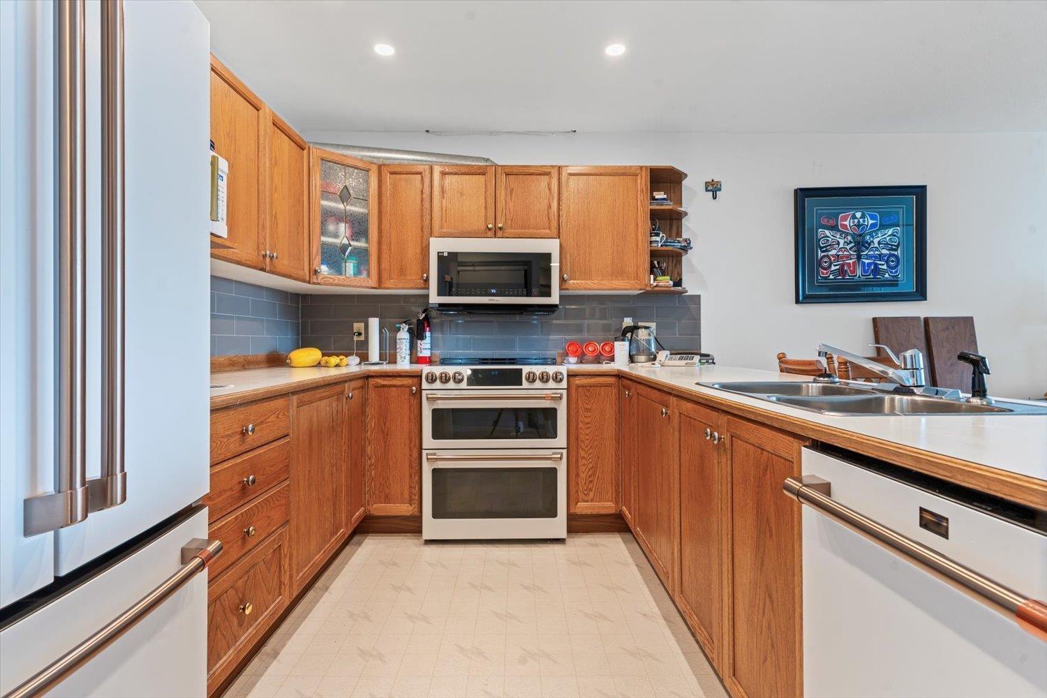 209 378 ESPLANADE AVENUE, Harrison Hot Springs, Harrison Hot Springs