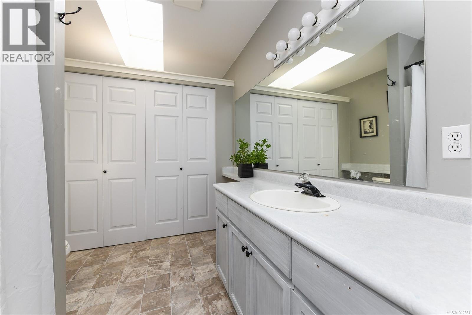 B 1188 Lewis Ave, Courtenay