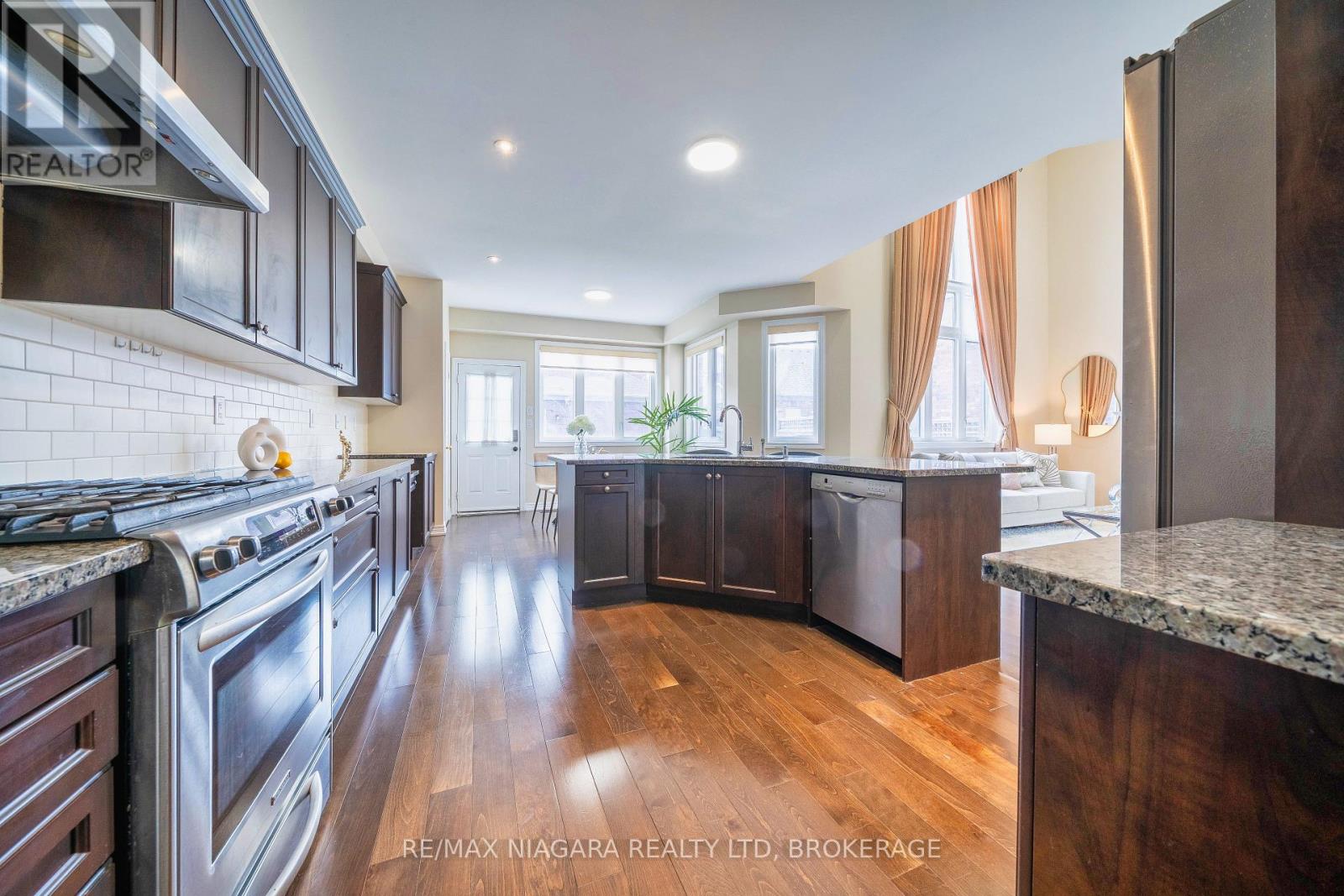 Photo 14 of 40 Dungannon Drive, Markham ON