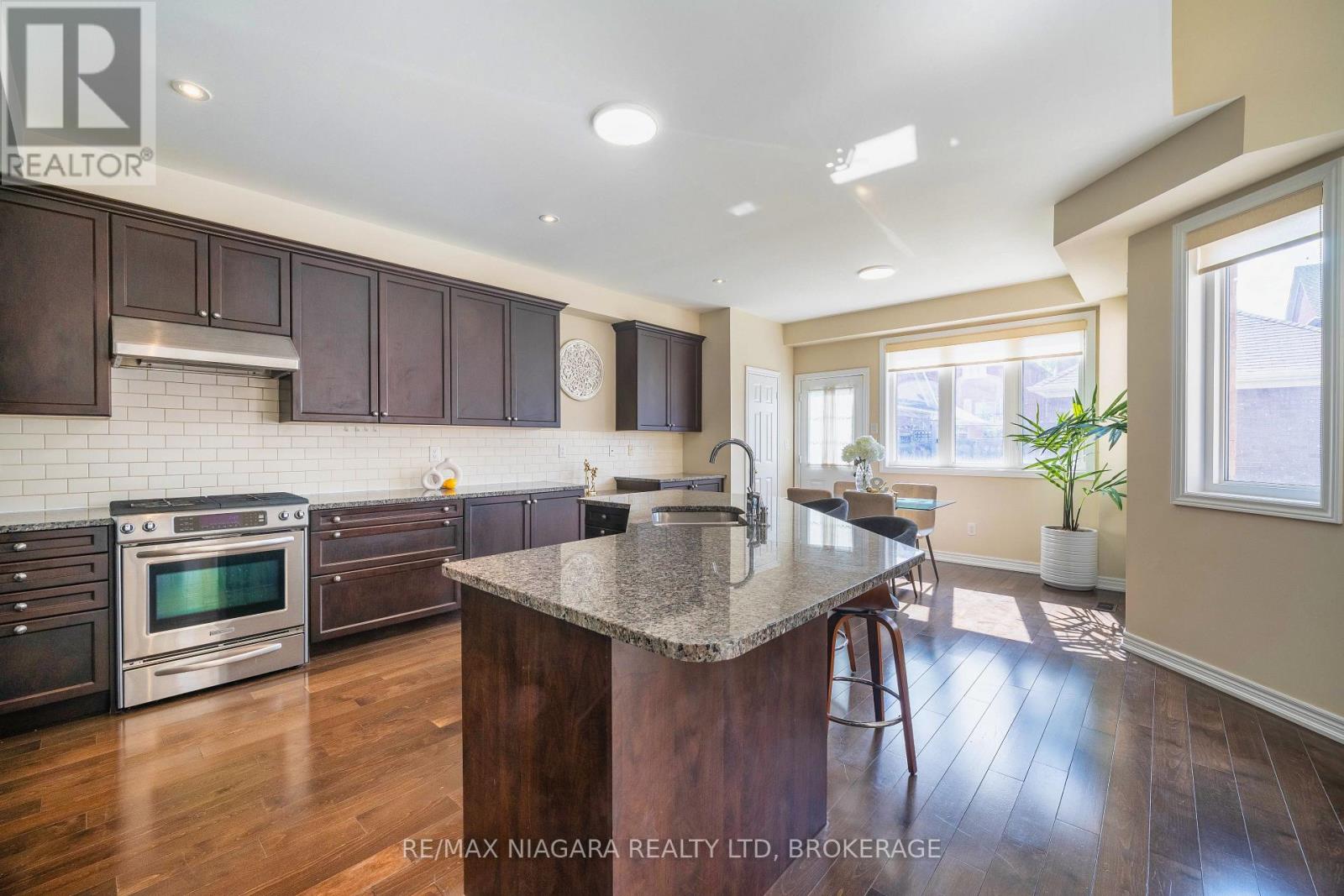 Photo 18 of 40 Dungannon Drive, Markham ON