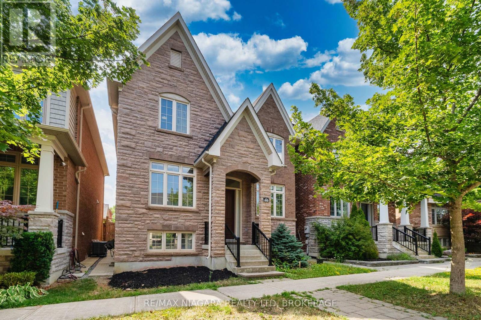 Photo 2 of 40 Dungannon Drive, Markham ON