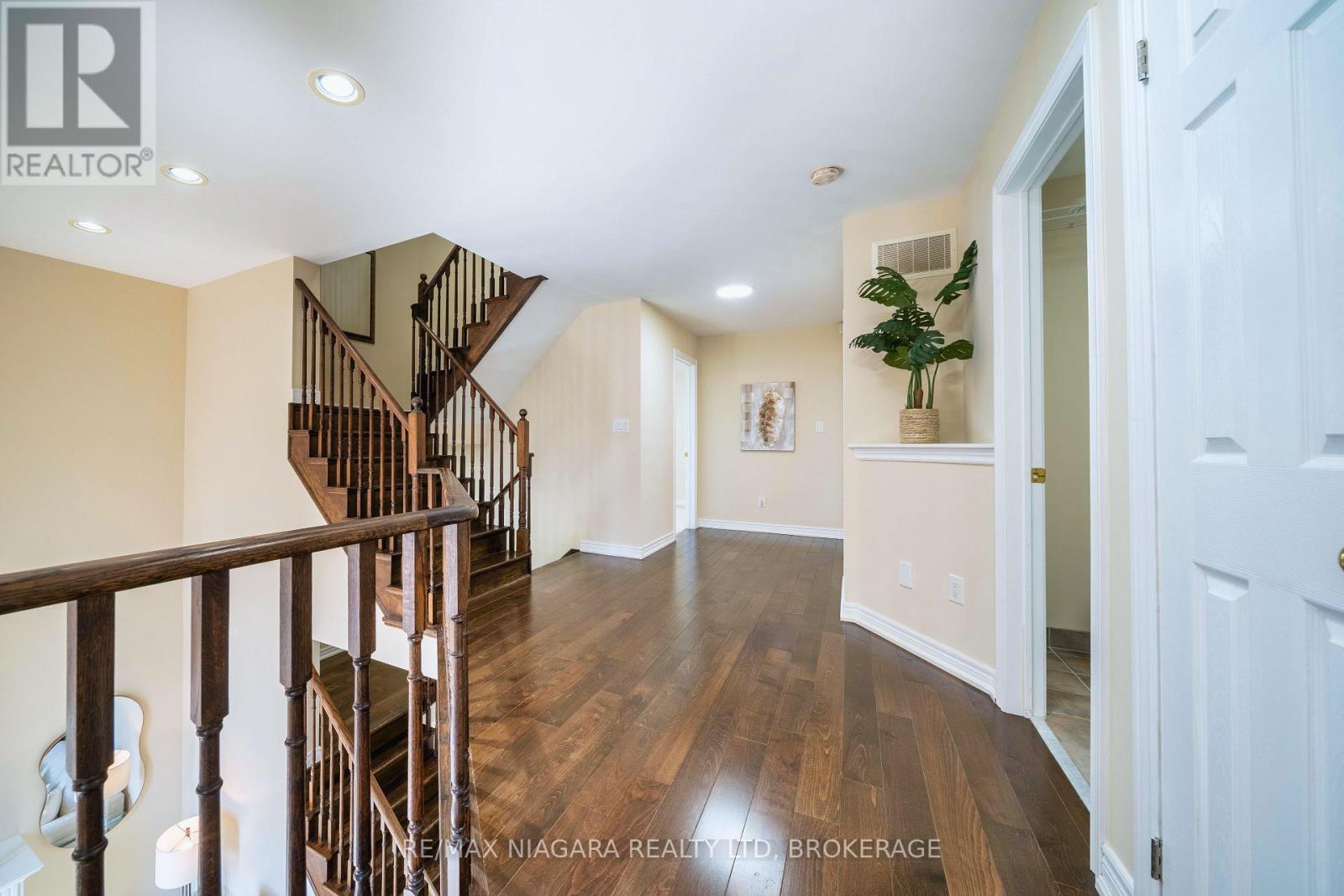 Photo 28 of 40 Dungannon Drive, Markham ON