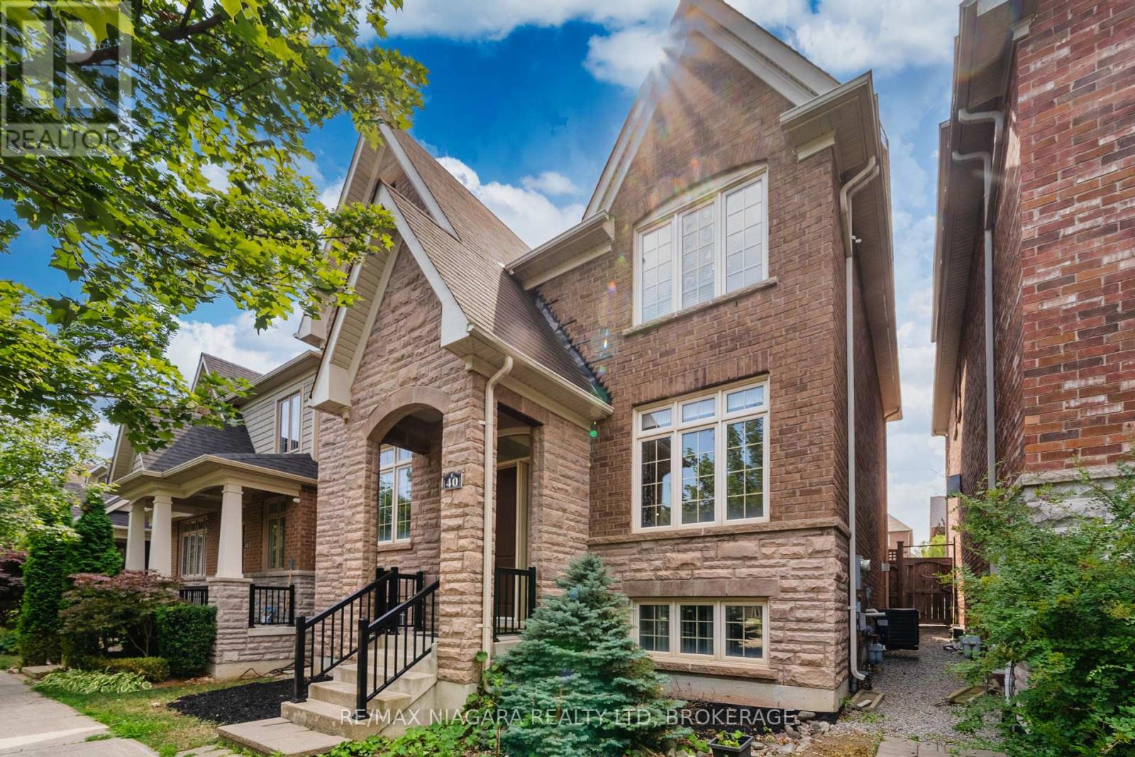 Photo 3 of 40 Dungannon Drive, Markham ON