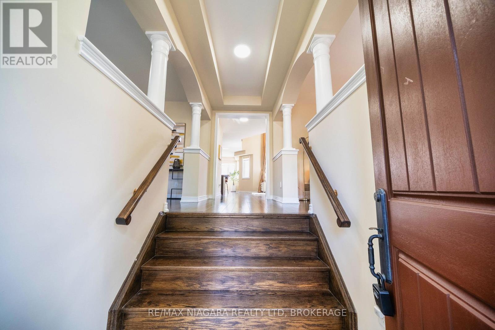 Photo 4 of 40 Dungannon Drive, Markham ON