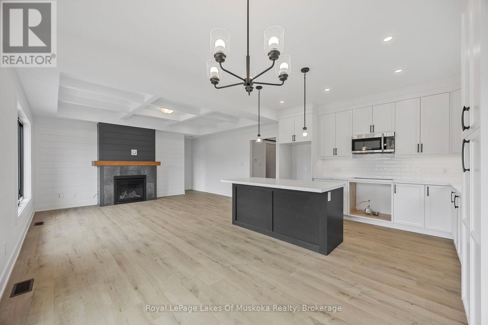 Photo 14 of 126 Brandon Avenue, Severn ON