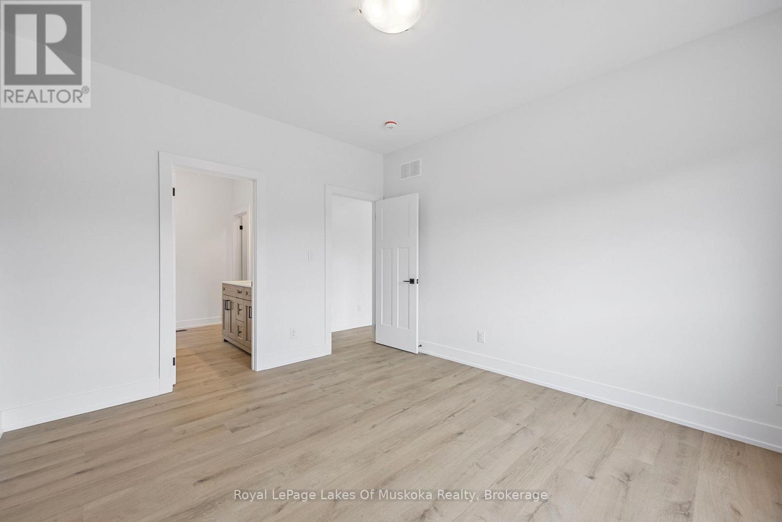 Photo 22 of 126 Brandon Avenue, Severn ON