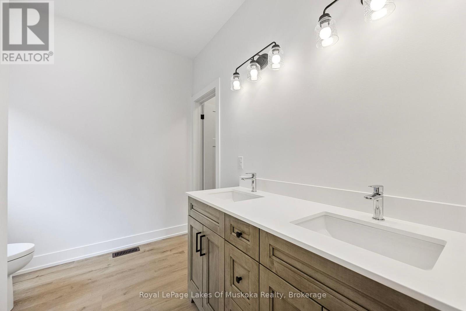Photo 23 of 126 Brandon Avenue, Severn ON