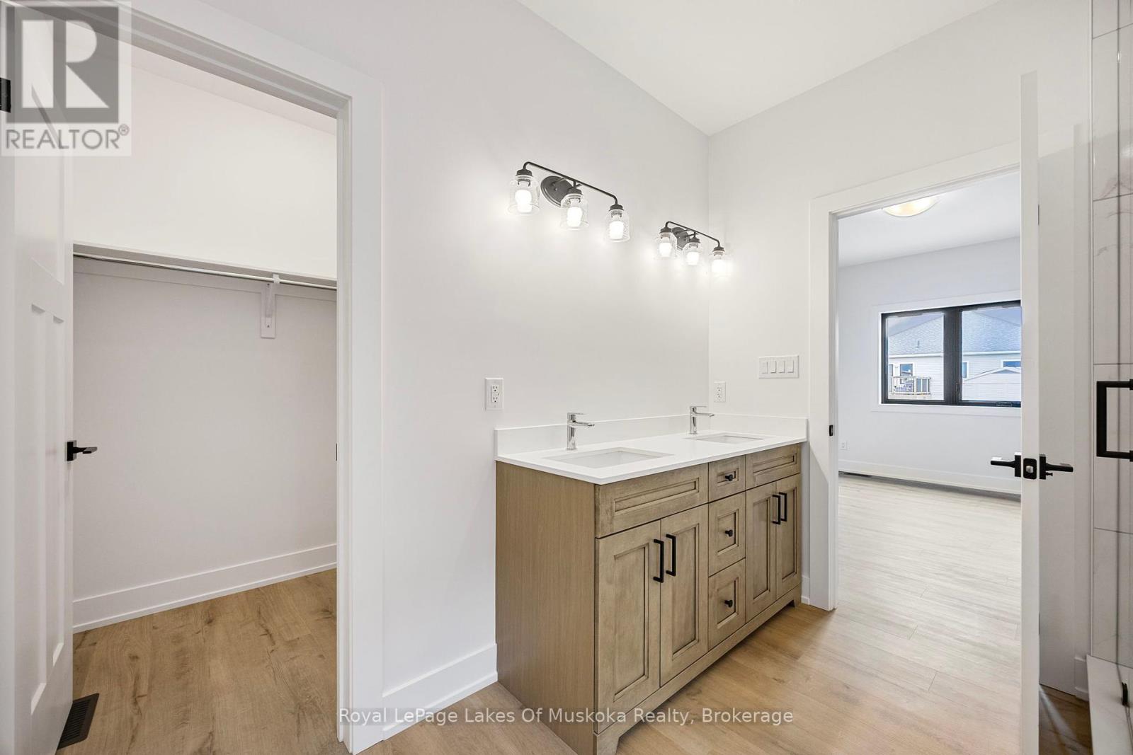 Photo 24 of 126 Brandon Avenue, Severn ON