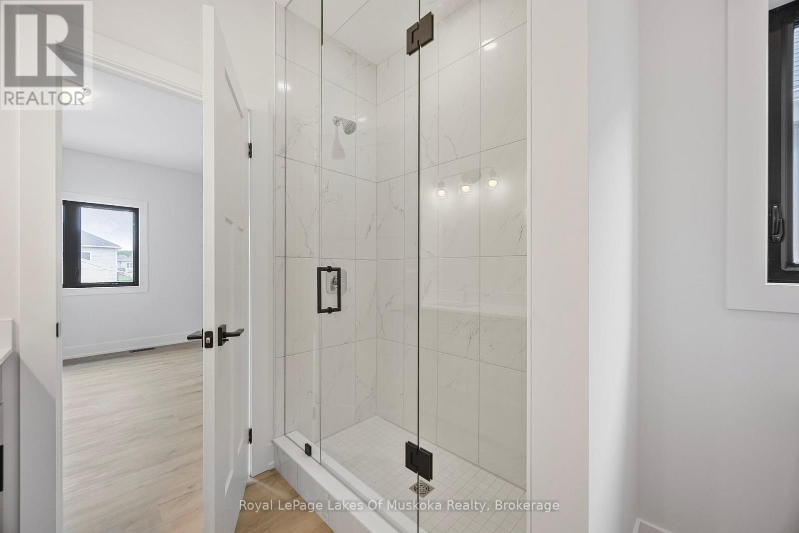 Photo 25 of 126 Brandon Avenue, Severn ON