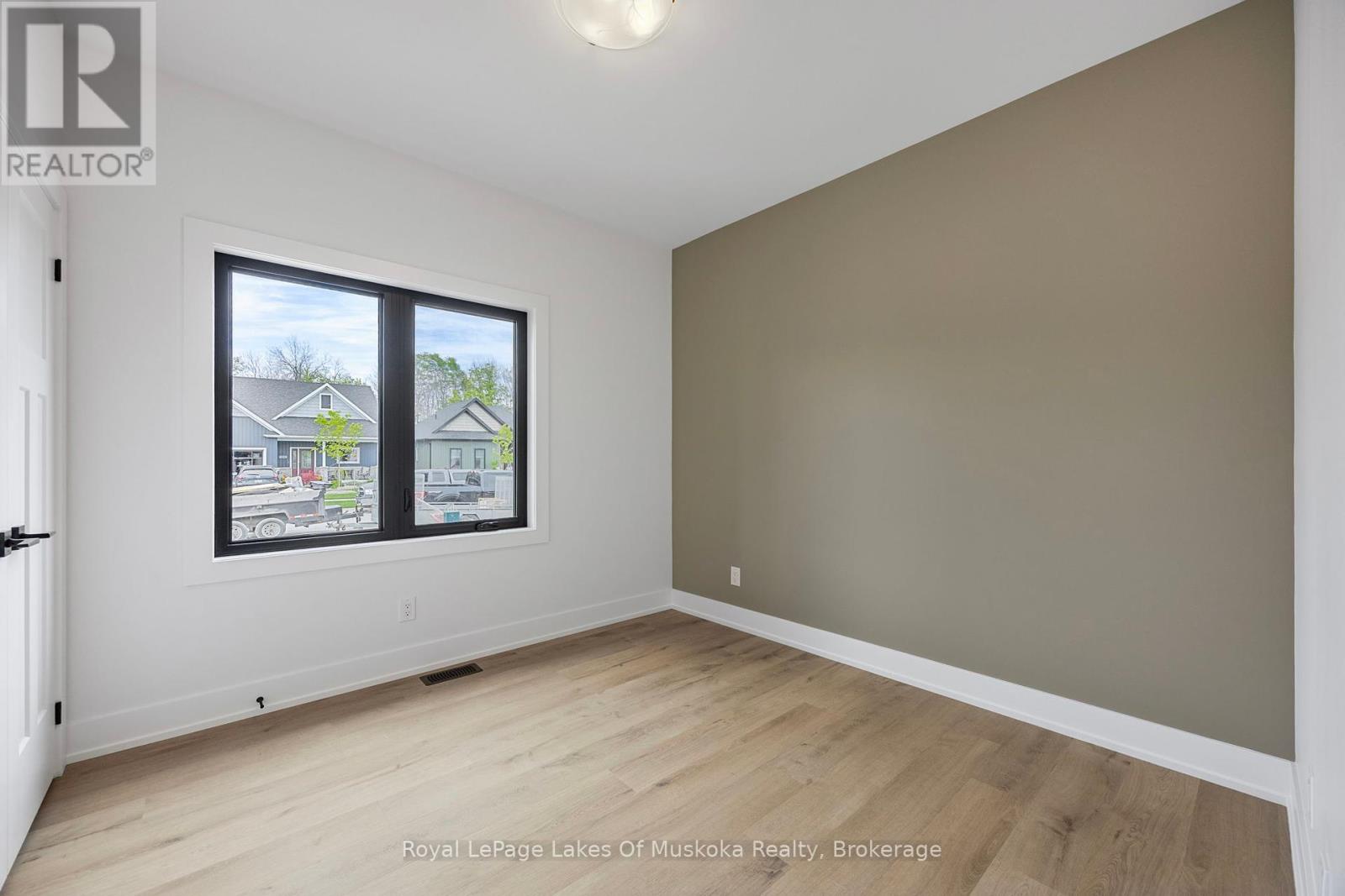 Photo 26 of 126 Brandon Avenue, Severn ON