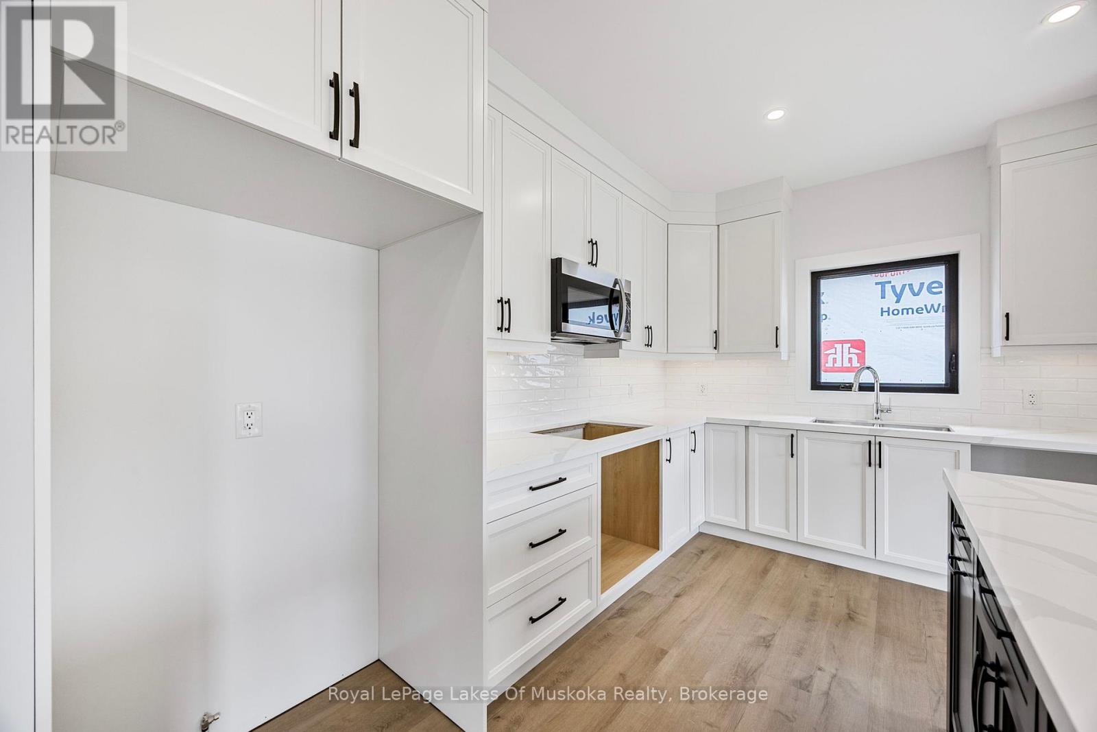 Photo 3 of 126 Brandon Avenue, Severn ON