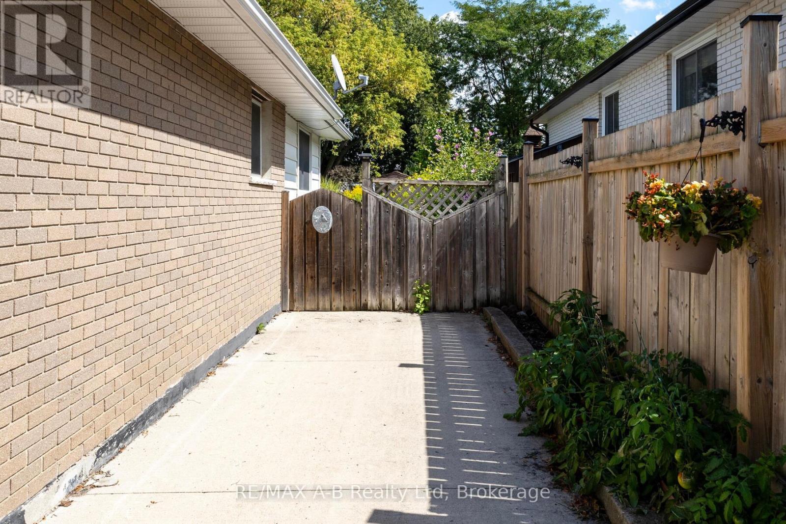 Photo 18 of 337 Willow Street, Stratford ON